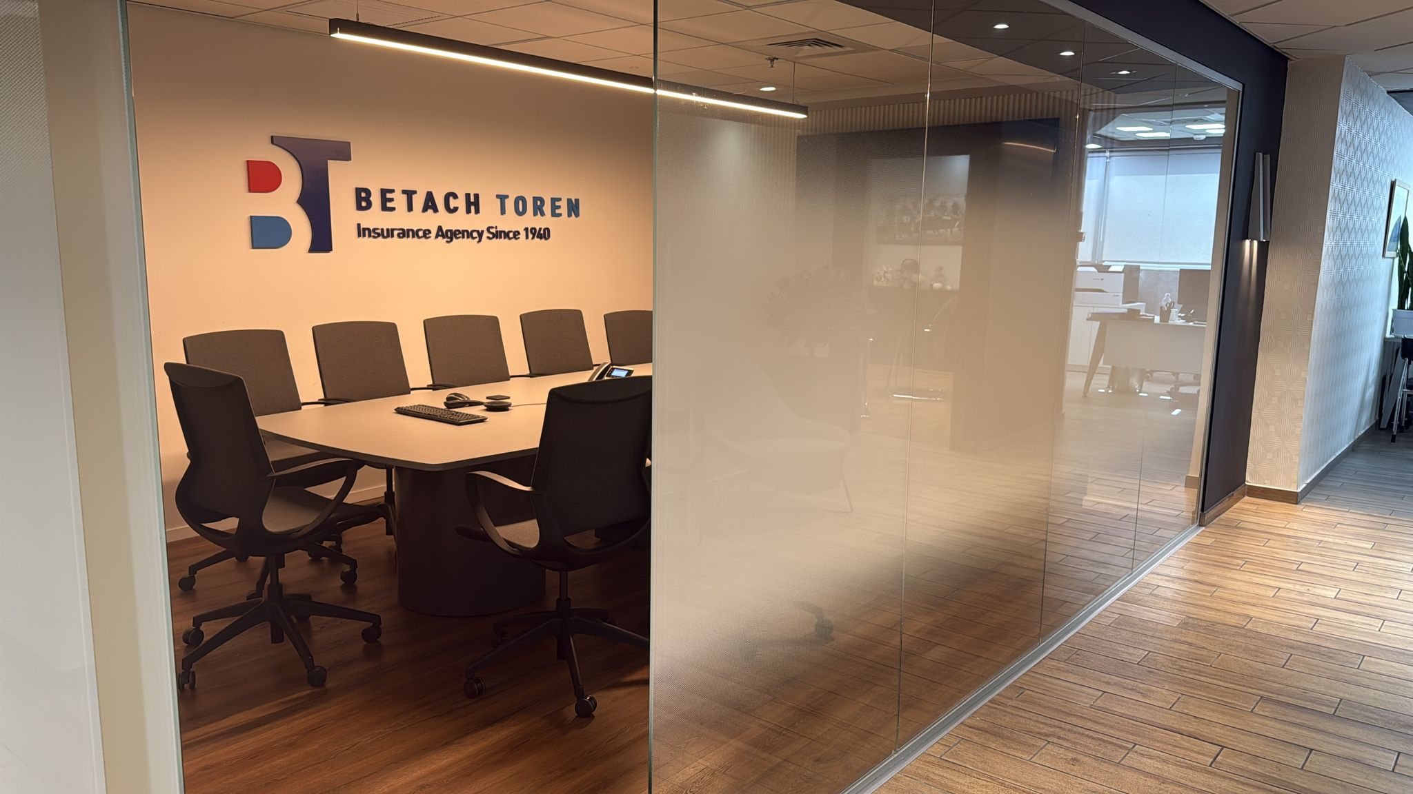 חדר הישיבות במשרדי סוכנות הביטוח בטח תורן